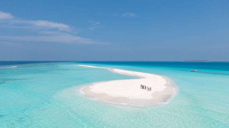 White sandbank in turquoise water, Baa Atoll